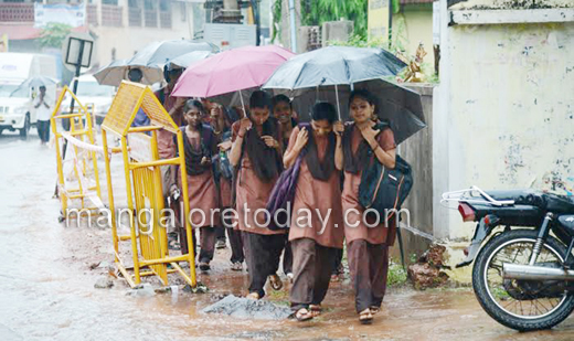 Heavy rains, thunder and lightning: Mangalureans enjoy first monsoon showers 3